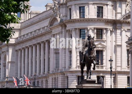 Die Statue des Feldmarschalls Earl Haig und eine Außenseite des Raffles London im OWO (Old war Office) auf Whitehall, am 17. Juni 2025 in London, England. Das ehemalige Old war Office Building ist heute ein Hotel mit 1.000 Zimmern. Sie wurde von William Young entworfen und 1906 fertiggestellt. Churchill nutzte es als Hauptquartier des Kriegsministeriums während des Zweiten Weltkriegs, verkaufte die Regierung 2016 für mehr als 350 Millionen Pfund auf 250-jähriger Pacht an die Hinduja-Gruppe. Earl Haig war Oberbefehlshaber der britischen Armeen in Frankreich im 1. Weltkrieg von 1915 bis 18. Stockfoto