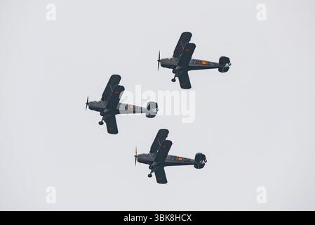 Fundación Infante de Orleans FIO Bücker Bü-131 Jungmann-Flugzeuge fliegen beim AIRE25 Air Festival in San Javier, Murcia, Spanien. Vintage-Flugzeuge Stockfoto