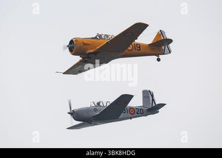 Fundación Infante de Orleans - FIO - North American T-6 Texan & Beechcraft T-34 Mentor Flugzeuge fliegen beim AIRE25 Air Festival in San Javier, Murcia Stockfoto