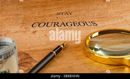 Motivationszitate BLEIBEN MUTIG. Stockfoto
