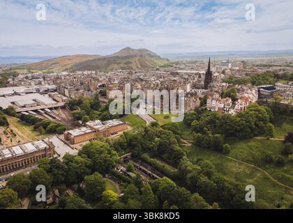 Ediburgh Schottland: 18. Mai 2025: Edinburgh Skyline und Waverley Station Area mit der historischen Skyline und den umliegenden Hügeln Drohnenfoto Stockfoto