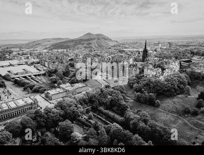 Ediburgh Schottland: 18. Mai 2025: Edinburgh Skyline und Edinburgh Waverley Station Area mit der historischen Skyline und den umliegenden Hügeln und einem cl Stockfoto