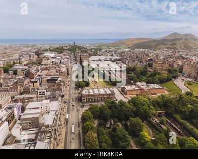 Ediburgh Schottland: 18. Mai 2025: Edinburgh Skyline und Waverley Station Area mit der historischen Skyline und den umliegenden Hügeln Drohnenfoto Stockfoto