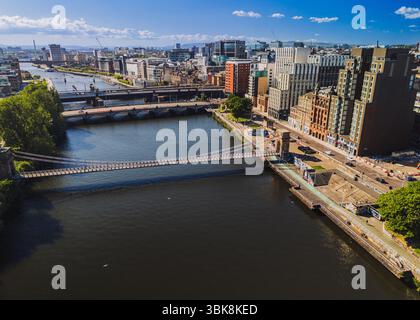 Glasgow Schottland: 18. Mai 2025: Hotels im Stadtzentrum von Glasgow. Brücken über den Fluss Clyde sonnige Tagesdrohne Foto. Straßenaufhängung in south portland Stockfoto