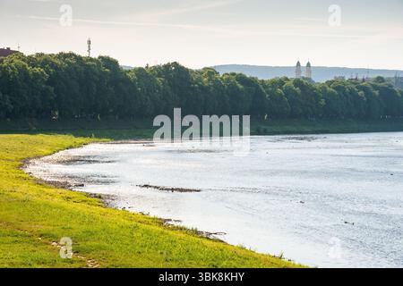 Uferdamm der uzh im Morgenlicht. Wunderschöne urbane Landschaft im Sommer. linden Gasse am linken Ufer. karpaten Reiseziel Stockfoto