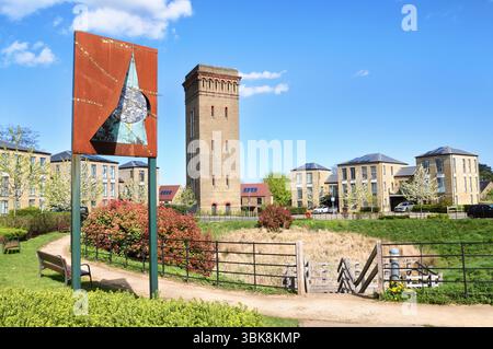 Umgebauter viktorianischer Wasserturm und moderne Wohngebäude in Cane Hill Park Wohnsiedlung, Coulsdon, Greater London, Großbritannien. Barratt David Wilson Homes Stockfoto