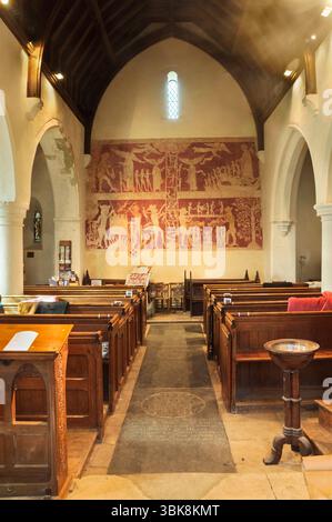 Das Innere der St Peter and St Paul Church zeigt ein Wandgemälde aus rotem Gelb Ocker aus dem 12. Jahrhundert an der Westwand, Chaldon, Surrey England Großbritannien. Kirchen Stockfoto