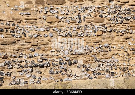 Detail der eingehackten Feuersteinmauer, Guildford Castle, Surrey, England, Großbritannien Stockfoto