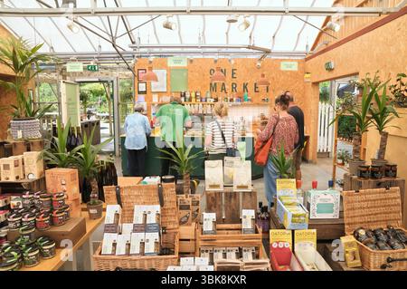 Eine Vielzahl von hochwertigen Lebensmitteln von regionalen und lokalen Craft-Herstellern aus Sussex auf dem One Market, One Garden Brighton, East Sussex, England, Großbritannien Stockfoto