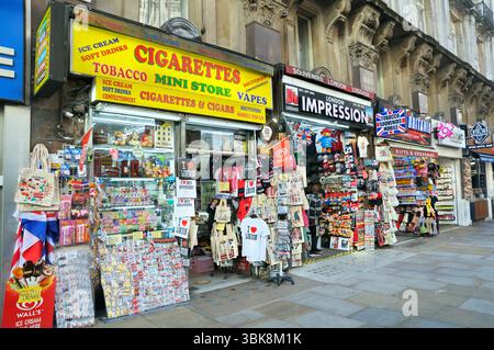 Eine Reihe von Souvenirläden im West End von London, England, Großbritannien. Tourismus, Souvenirs, Tourismusbranche, Geschäft, Einzelhandel, Geschäfte, Waren, Einkäufe Stockfoto
