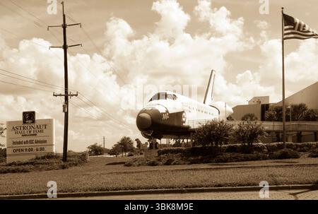 Space Shuttle und Schild an der United States Astronaut Hall of Fame, Kennedy Space Center Visitor Complex, Titusville, Florida, USA. Stockfoto