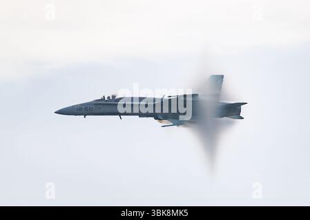 Die spanische Luftwaffe McDonnell Douglas EF-18A Hornet Jet fliegt schnell beim AIRE25 Air Festival in San Javier, Murcia, Spanien. Stoßkegel Stockfoto