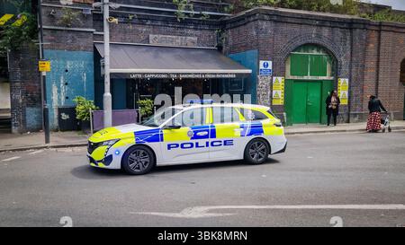 London, UK - 22. Juli 2024: United Kingdom Metropolitan Police Car auf einer Londoner Stadtstraße im Finsbury Park. Stockfoto