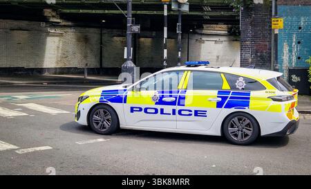 London, UK - 22. Juli 2024: United Kingdom Metropolitan Police Car auf einer Londoner Stadtstraße im Finsbury Park. Stockfoto