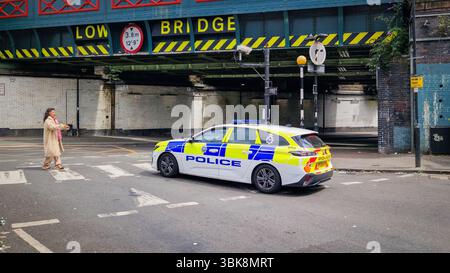 London, UK - 22. Juli 2024: United Kingdom Metropolitan Police Car auf einer Londoner Stadtstraße im Finsbury Park. Stockfoto
