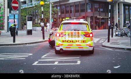 London, UK - 23. Juli 2024: Polizeiauto des Vereinigten Königreichs auf einer Londoner Stadtstraße im Finsbury Park. Stockfoto