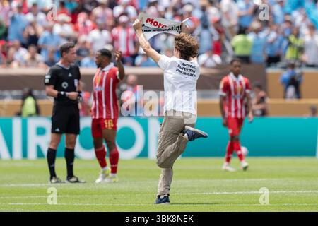 Philadelphia, Usa. Juni 2025. PETA-Aktivist, der gegen das Töten von Hunden und Katzen in Marokko protestierte, drang in das Spielfeld ein, bevor sie von Wertpapieren angegriffen und während der FIFA Club-Weltmeisterschaft 2025 – Manchester City gegen Wydad AC im Lincoln Financial Field in Philadelphia, Pennsylvania, USA, am 18. Juni 2025 weggebracht wurde. Manchester City gewann 2:0. (Foto: Lev Radin/Pacific Press) Credit: Pacific Press Media Production Corp./Alamy Live News Stockfoto