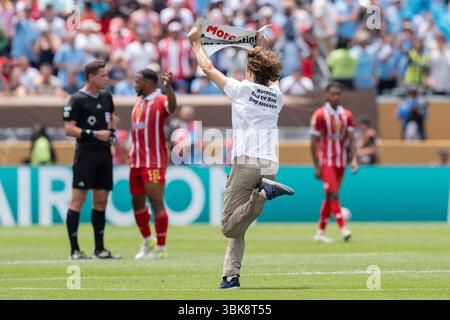 Philadelphia, Pennsylvania, USA. Juni 2025. PETA-Aktivist, der gegen das Töten von Hunden und Katzen in Marokko protestierte, drang in das Spielfeld ein, bevor sie von Wertpapieren angegriffen und während der FIFA Club-Weltmeisterschaft 2025 – Manchester City gegen Wydad AC im Lincoln Financial Field in Philadelphia, Pennsylvania, USA, am 18. Juni 2025 weggebracht wurde. Manchester City gewann 2:0. (Kreditbild: © Lev Radin/Pacific Press via ZUMA Press Wire) NUR REDAKTIONELLE VERWENDUNG! Nicht für kommerzielle ZWECKE! Stockfoto