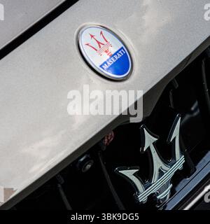 Kiew, Ukraine - 12. Juni 2025: Eine kraftvolle Nahaufnahme eines ikonischen Emblems für Luxusautos, das die Essenz von Präzisionstechnik und elegantem Design widerspiegelt Stockfoto
