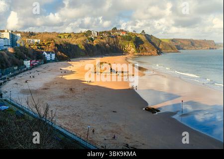 Ein Blick entlang des North Beach in der Küstenstadt Tenby, Pembrokeshire an einem sonnigen Frühlingstag Stockfoto