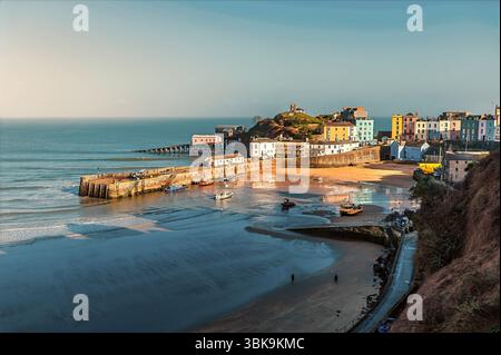 Ein Blick auf die Küstenstadt Tenby, Pembrokeshire an einem sonnigen Frühlingstag Stockfoto