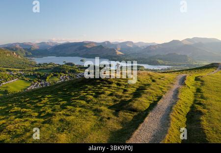 S.W. vom Latrigg Pfad über Derwentwater und zentrale Fjells. Lake District National Park. Rost-Winterbracken bedeckt im Mai immer noch Fjells. Am frühen Morgen Stockfoto