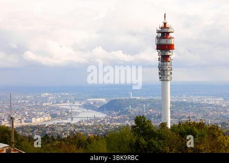 Großer Sendeturm gegen Nahaufnahme der Stadt Stockfoto