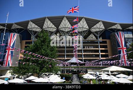 Ascot Racecourse, Berkshire, Großbritannien. Juni 2025. Royal Ascot Horse Racing, Tag 3; Royal Ascot Bandstand Credit: Action Plus Sports/Alamy Live News Stockfoto