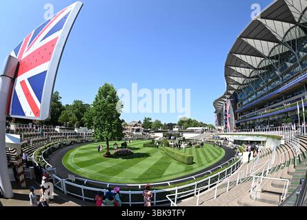 Ascot Racecourse, Berkshire, Großbritannien. Juni 2025. Royal Ascot Horse Racing, 3. Tag; der Paradering in der Sonne Credit: Action Plus Sports/Alamy Live News Stockfoto