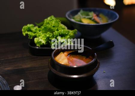 Schüssel Tomatensuppe in schwarzer Schüssel isoliert auf weißem Hintergrund. Hochwertige Fotos Stockfoto