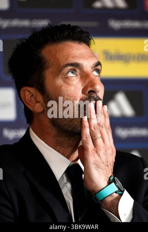 Rom, Italien. Juni 2025. Der italienische Delegationsleiter Gianluigi Buffon nimmt am 19. Juni 2025 im Hotel Parco dei Principi in Rom, Italien, an der Pressekonferenz Teil, um den neuen Trainer der italienischen Nationalmannschaft vorzustellen. Quelle: Insidefoto/Alamy Live News Stockfoto