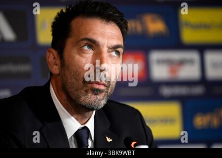 Rom, Italien. Juni 2025. Der italienische Delegationsleiter Gianluigi Buffon nimmt am 19. Juni 2025 im Hotel Parco dei Principi in Rom, Italien, an der Pressekonferenz Teil, um den neuen Trainer der italienischen Nationalmannschaft vorzustellen. Quelle: Insidefoto/Alamy Live News Stockfoto