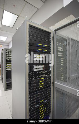 HF-Zeitgenerator Frequenzwandler in einem Rechenzentrum, Rack-Server, Satellitenanschlussgeräte in Innenräumen der Station, Emissionsanalysatoren Stockfoto