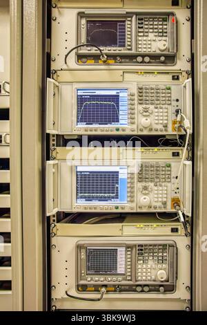 HF-Switch-Geräte Frequenzwandler in einem Rechenzentrum, Rack-Server, Satellitenverbindungen Geräte in Innenräumen der Station, Signalaussenanalyse Stockfoto