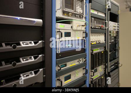 HF-Zeitgenerator Frequenzwandler in einem Rechenzentrum, Rack-Server, Satellitenanschlussgeräte in Innenräumen der Station, Emissionsanalysatoren Stockfoto