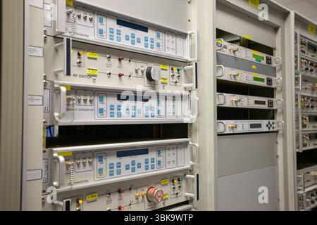 HF-Schaltgeräte Frequenzwandler in einem Rechenzentrum, Rack-Server, Satellitenanschlüsse Geräte in Innenräumen der Station, Emissionsanalysatoren Stockfoto