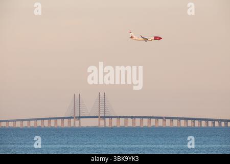 Norwegian Air Shuttle SE‑RTI über die Øresund-Brücke, Dänemark‑Schweden Stockfoto