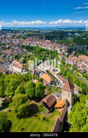 Aus der Vogelperspektive auf die antike mittelalterliche Stadt Freiburg. Freiburg, Kanton Freiburg, Schweiz, Europa. Stockfoto