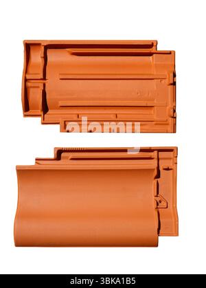 Orangefarbene Dachziegel isoliert auf weißem Hintergrund Stockfoto