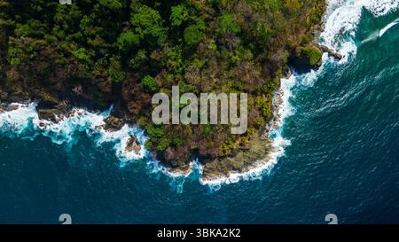 Atemberaubender Blick aus der Vogelperspektive auf das üppige Grün, das türkisfarbene Wasser von Sapzurro, Choco, Kolumbien und die Schönheit der Natur. Stockfoto