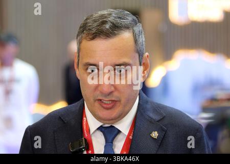 Sankt Petersburg, Russland. Juni 2025. Alexander Khinshtein, stellvertretender Gouverneur der Region Kursk während des XXVIII St. Petersburg International Economic Forum im Expoforum Convention and Exhibition Center. Quelle: SOPA Images Limited/Alamy Live News Stockfoto