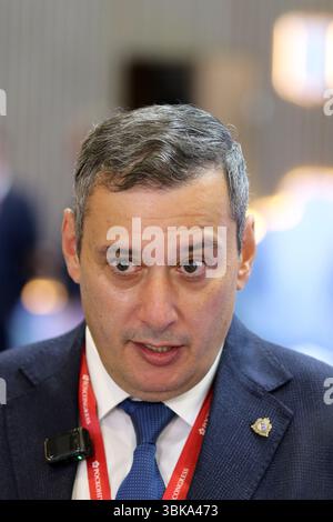 Sankt Petersburg, Russland. Juni 2025. Alexander Khinshtein, stellvertretender Gouverneur der Region Kursk während des XXVIII St. Petersburg International Economic Forum im Expoforum Convention and Exhibition Center. Quelle: SOPA Images Limited/Alamy Live News Stockfoto