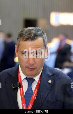 Sankt Petersburg, Russland. Juni 2025. Alexander Khinshtein, stellvertretender Gouverneur der Region Kursk während des XXVIII St. Petersburg International Economic Forum im Expoforum Convention and Exhibition Center. Quelle: SOPA Images Limited/Alamy Live News Stockfoto
