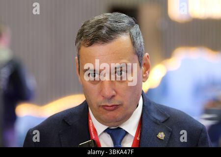 Sankt Petersburg, Russland. Juni 2025. Alexander Khinshtein, stellvertretender Gouverneur der Region Kursk während des XXVIII St. Petersburg International Economic Forum im Expoforum Convention and Exhibition Center. Quelle: SOPA Images Limited/Alamy Live News Stockfoto