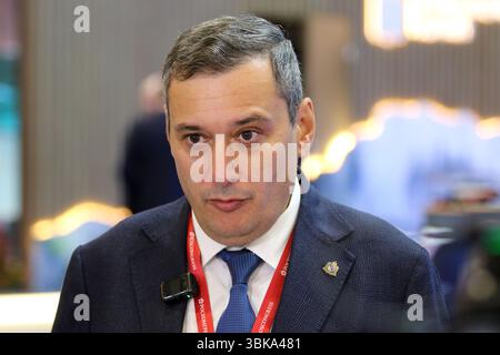 Sankt Petersburg, Russland. Juni 2025. Alexander Khinshtein, stellvertretender Gouverneur der Region Kursk während des XXVIII St. Petersburg International Economic Forum im Expoforum Convention and Exhibition Center. Quelle: SOPA Images Limited/Alamy Live News Stockfoto