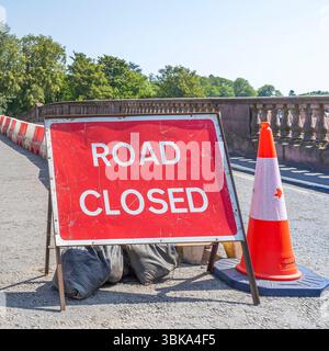 Niedrige Sicht auf ein Schild mit geschlossener Straße an einem Ende der Bewdley Bridge während der Hochwasserschutzinstallation in Worcestershire, Großbritannien. Stockfoto
