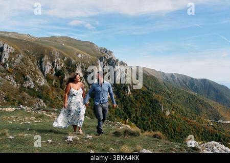 Paare, die zusammen auf dem Bergweg laufen Stockfoto