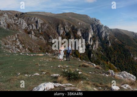 Paare, die zusammen auf dem Bergweg laufen Stockfoto