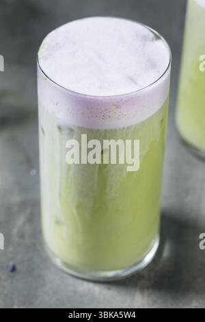 Erfrischender Matcha Latte mit kaltem Lavendel und kaltem Schaum Stockfoto