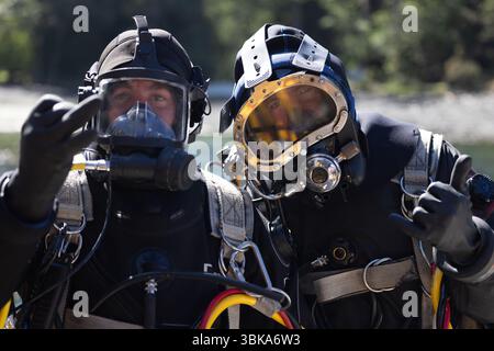 Militärische Taucher mit Spezialhelmen aus der Nähe Stockfoto